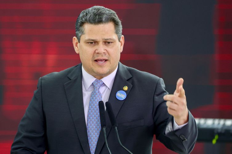 Alcolumbre mantém votação da CPMI do INSS que quebrou sigilo de filho de Lula