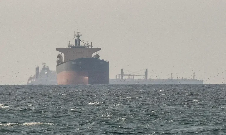 UAE deixa Opep e Brent atinge US1 após Ormuz fechar
