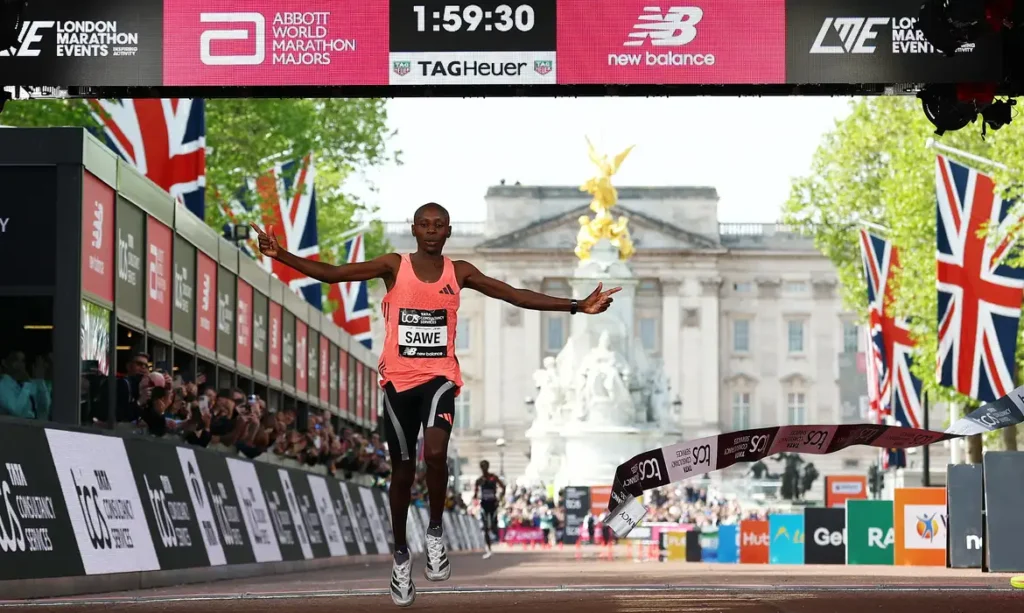 08/03/2023 fica para trás: Sawe corre maratona em 1h59min