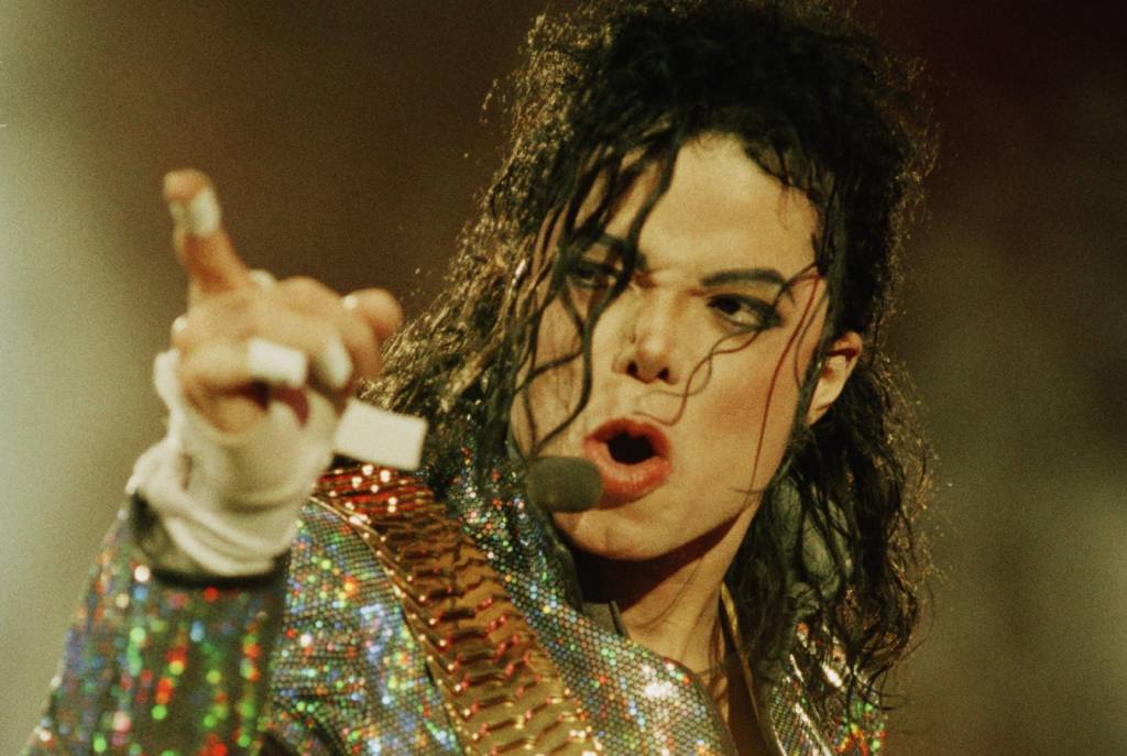 Com 13 músicas entre as mais tocadas do mundo, o Michael Jackson volta ao topo impulsionado por filme sobre sua vida.