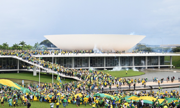 Congresso decide futuro do veto que pode aliviar pena de Bolsonaro