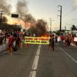 Avenida José Carlos Silva é fechada em protesto por água