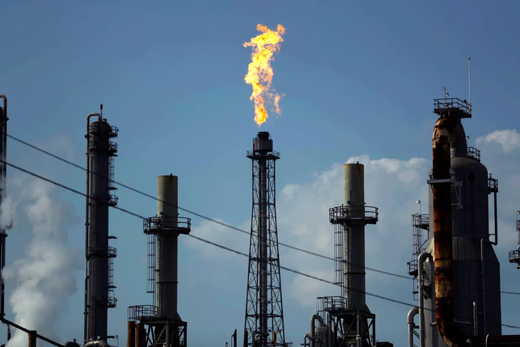 Petróleo fura US$ 100 após Trump ameaçar fechar Ormuz