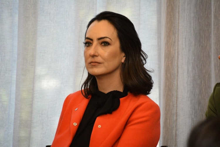 Saúde nega cirurgias trans em menores e rebate Rosangela Moro
