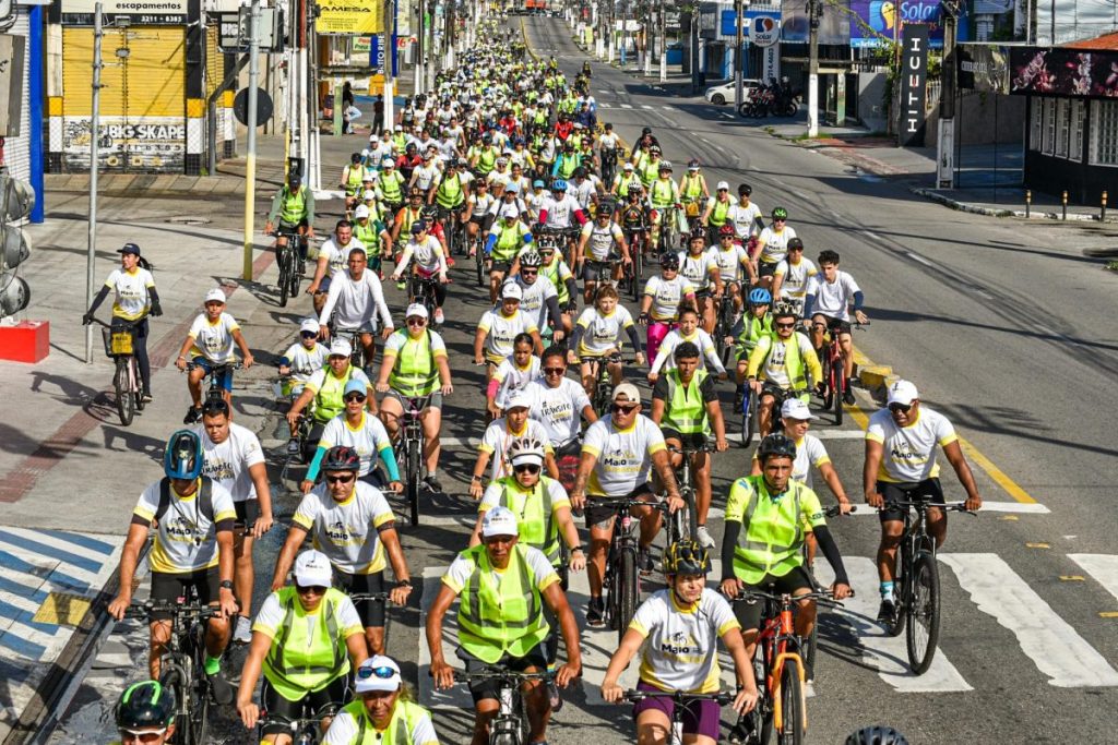 Cerca de 600 pessoas participam do passeio ciclistico em apoio ao Maio Amarelo em Sergipe