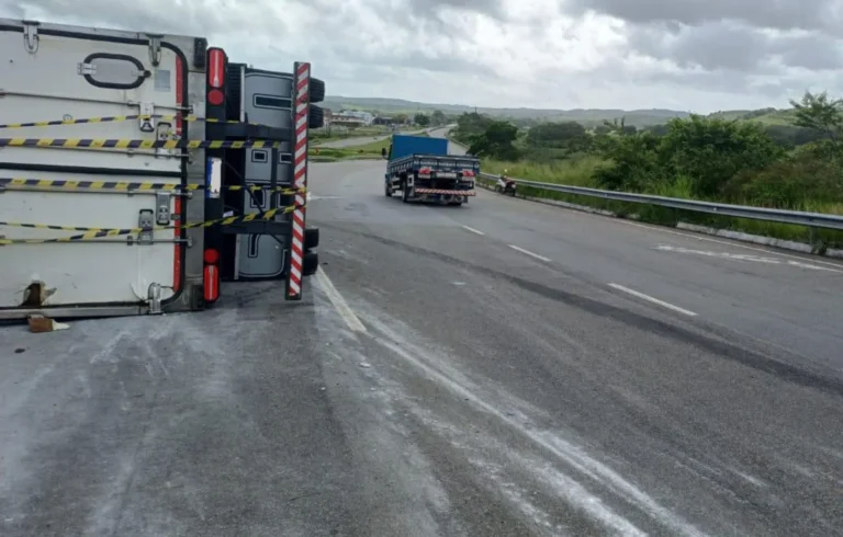 BR-101: carreta com carne tomba e fere motorista em Itaporanga
