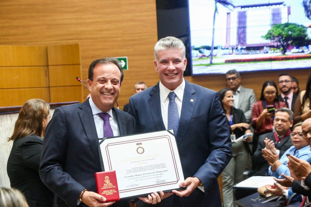 alese homenageia reinaldo moura andr recebe medalha jo o de 20260604