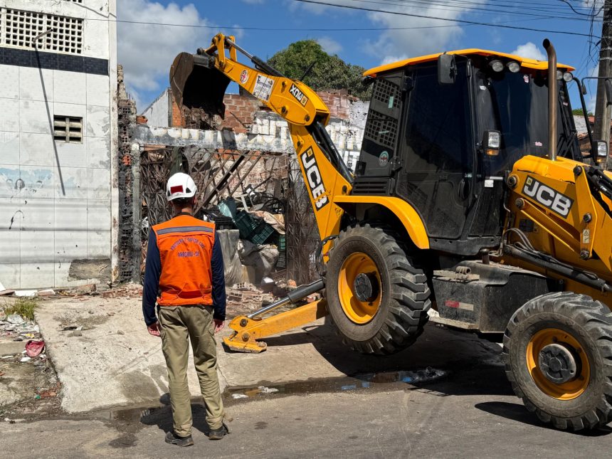 defesa civil de aracaju atua em inc ndio em dep sito na zona 20260611