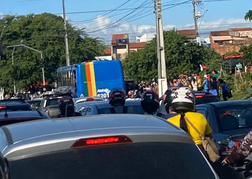 faca e p nico no nibus motorista atacado no porto dantas 20260613