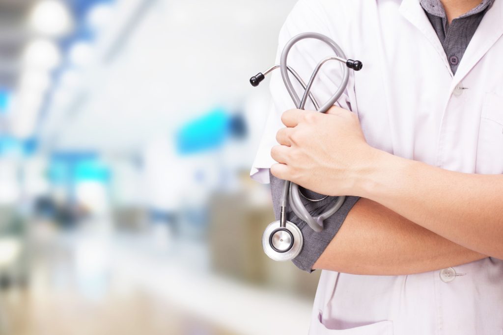 m dico transforma sala de hospital em quarto e acaba preso n 20260619