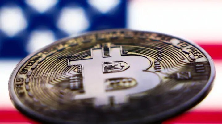 Bandeira dos EUA e moeda Bitcoin
