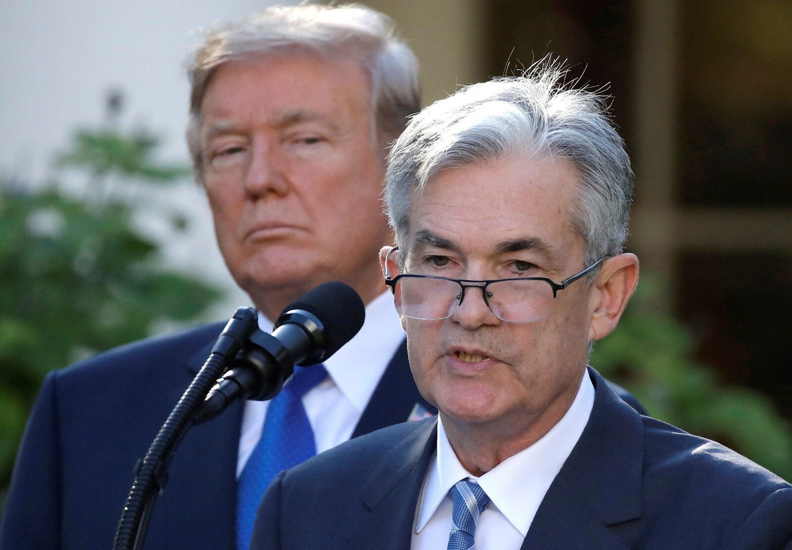 Jerome Powell, presidente do Fed, ao lado do ex-presidente dos EUA, Donald Trump