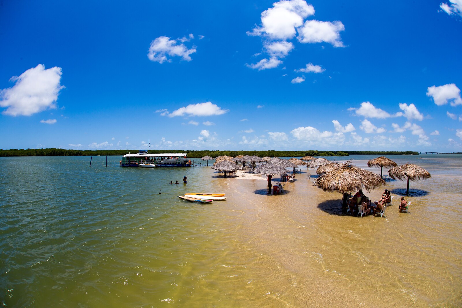 Croa do Goré é um banco de areia que se forma na maré baixa e encanta turistas com o visual paradisíaco / Foto: César de Oliveira/Setur