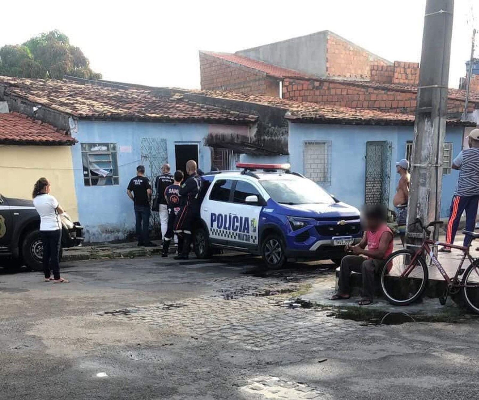 Viatura policial em frente a residência no Jardim Centenário