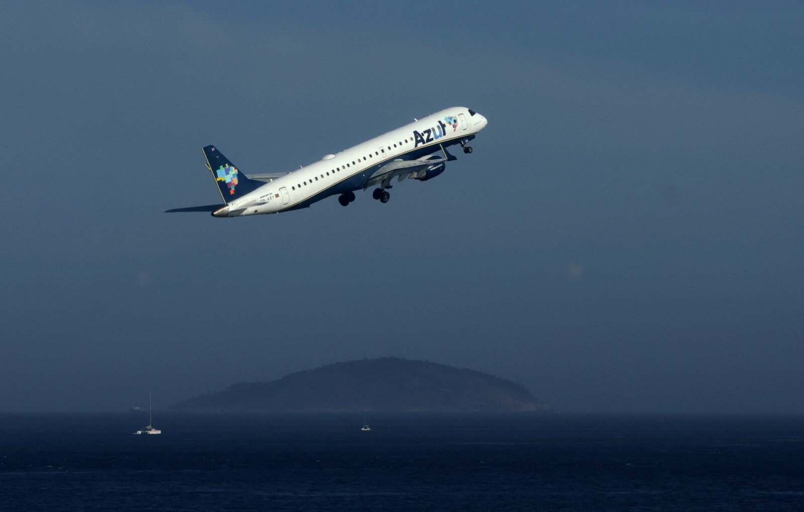 Avião da Azul decola no Rio de Janeiro