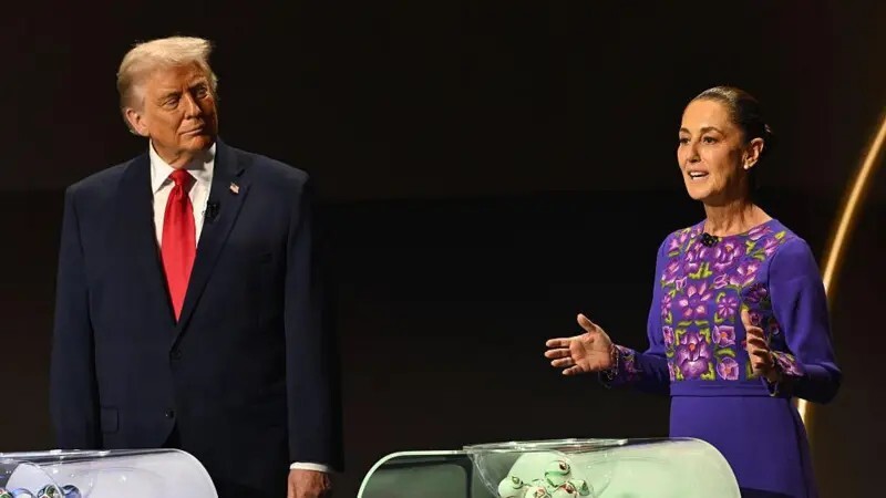 Donald Trump observa a presidente mexicana Claudia Sheinbaum durante evento da Copa do Mundo de 2026
