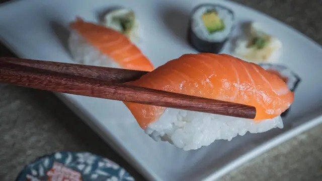 Sushi com salmão