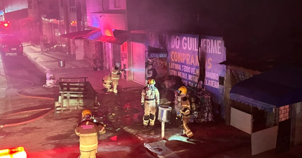 bombeiros controlam inc ndio em ferro velho no bairro mois s 20260715