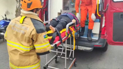 Bombeiros resgatam motorista presa após capotamento no Bairro Industrial