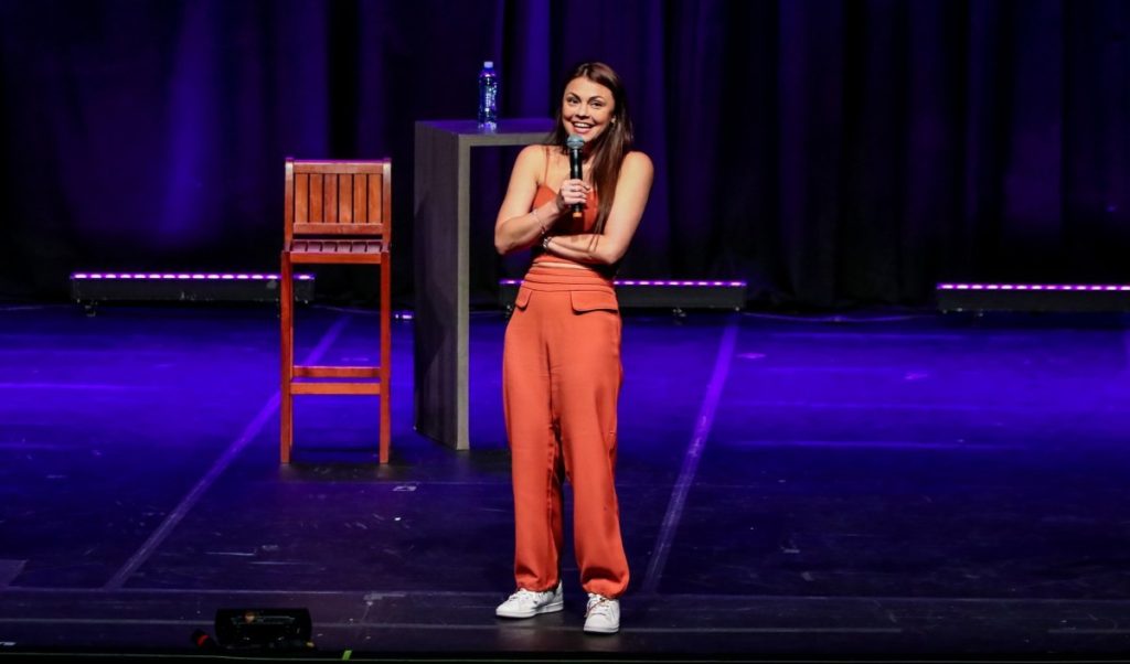 bruna louise traz o stand up in dito meus 15 anos ao teatro 20260702