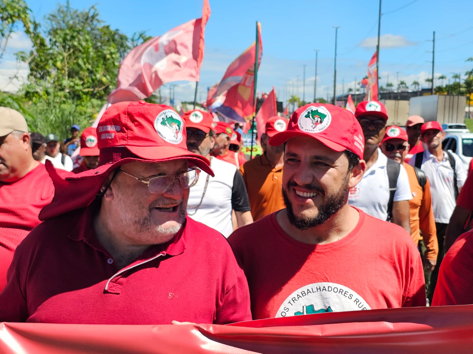 Camilo Daniel acompanha marcha do MST que mobilizou 10 mil em Sergipe