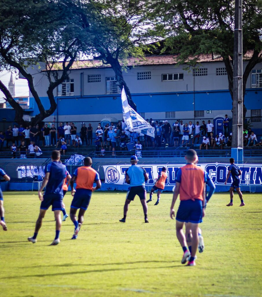 Confiança dispensa dois e encerra preparação para o clássico