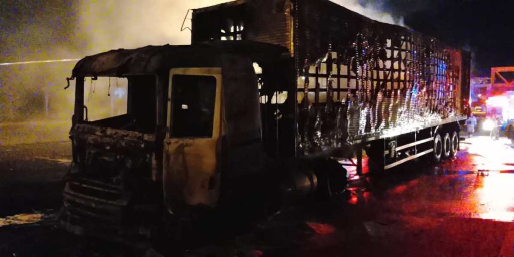 inc ndio destr i caminh o ba na br 101 em maruim bombeiros c 20260708