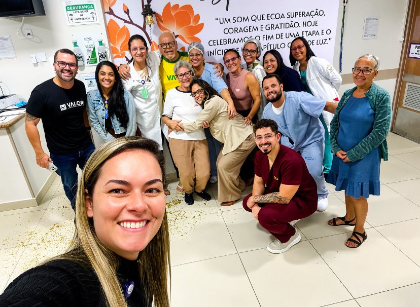 Paciente toca Sino da Esperança e encerra tratamento contra o câncer em Aracaju