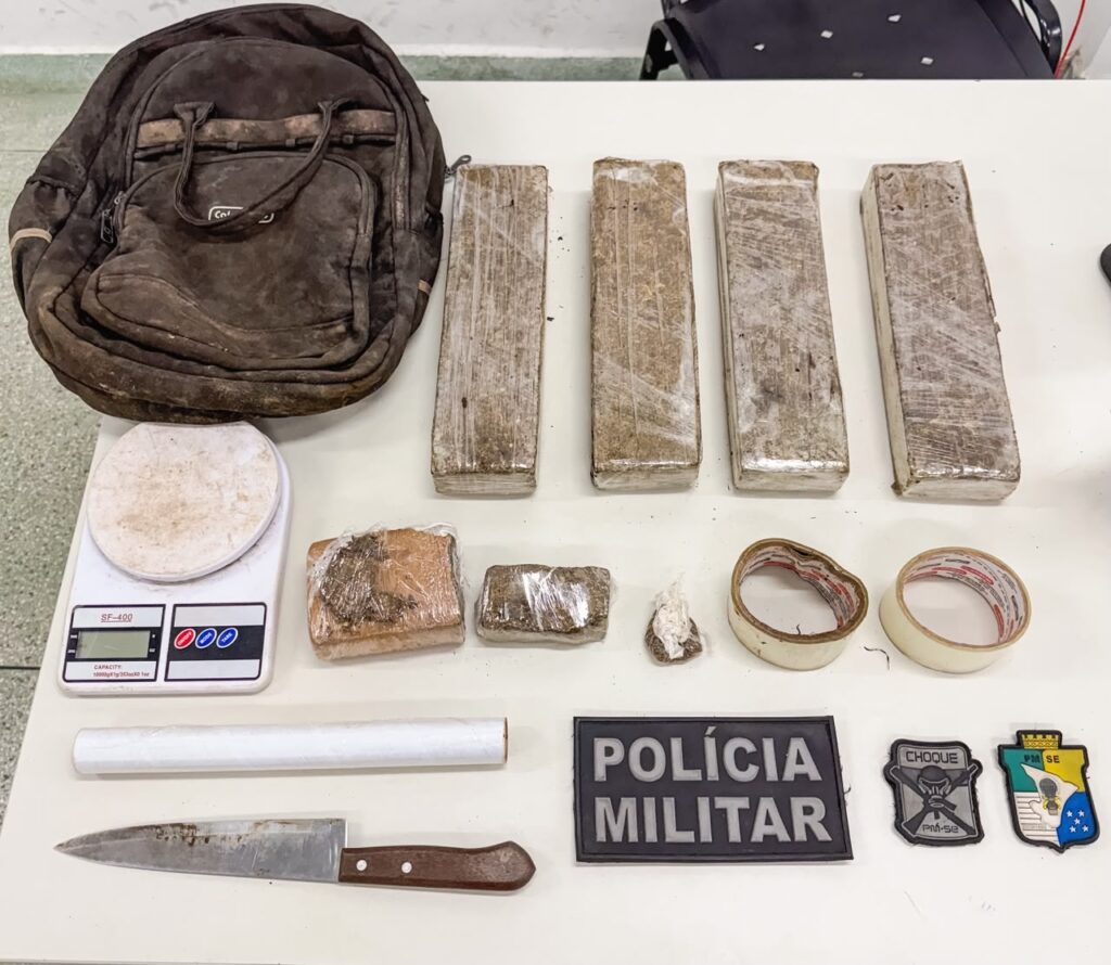 PM apreende mais de 4 kg de maconha após dupla fugir pelo manguezal