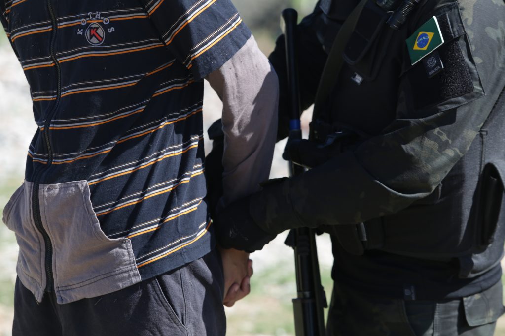 pm prende suspeito de tr fico e posse de arma no conj fernan 20260717