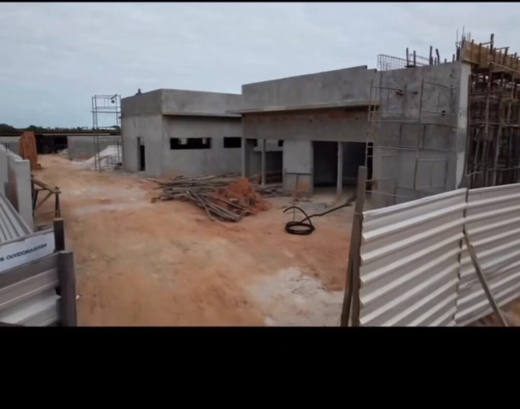Prefeita Iara Martins vistoria obra da nova UBS de Fazenda Nova, já com 50% concluído