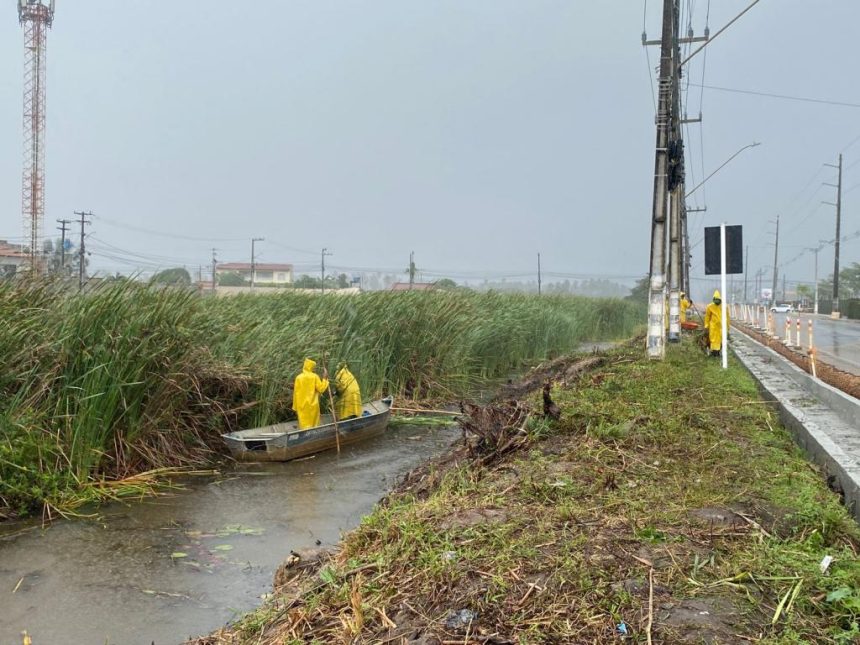 prefeitura de aracaju intensifica limpeza de lagoa no bairro 20260702