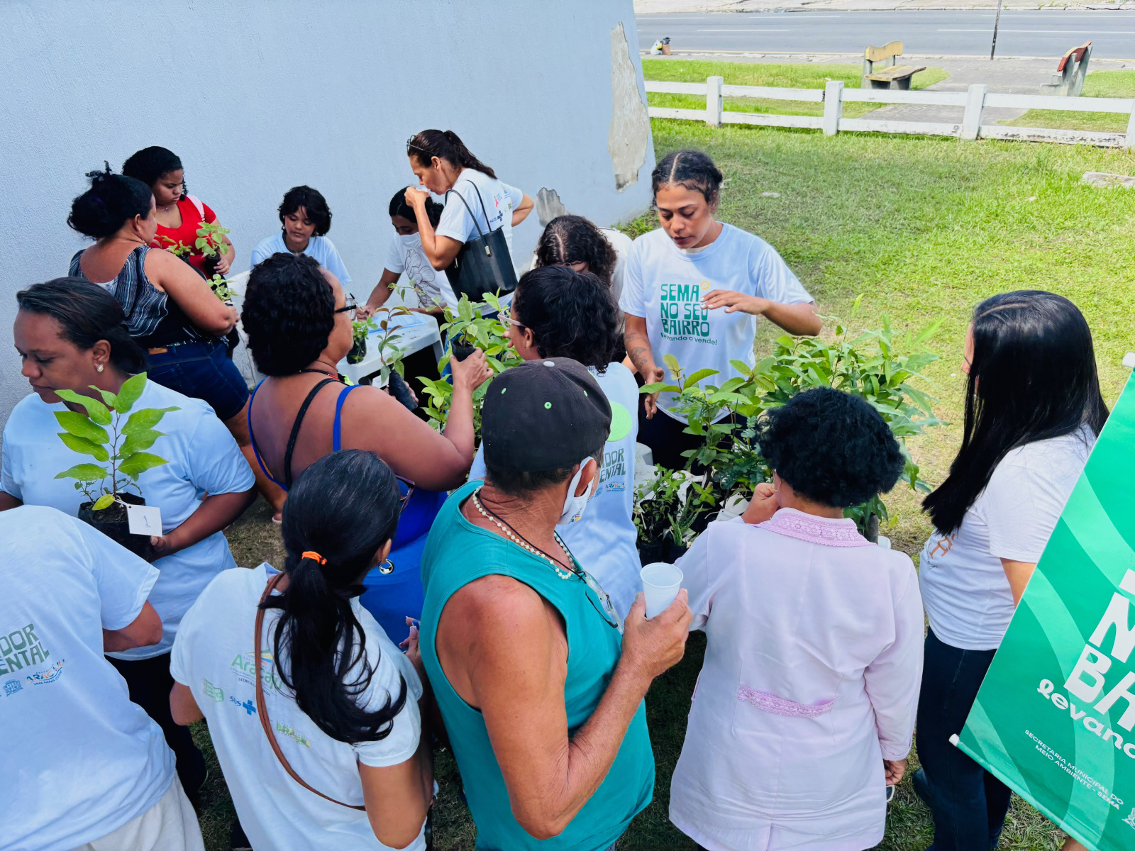 Sema distribui 200 mudas e leva educação ambiental ao Siqueira Campos