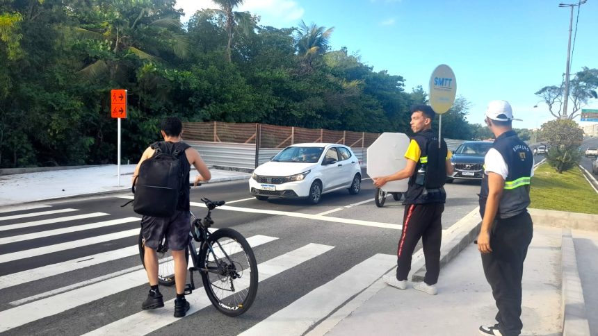smtt faz a o educativa na beira mar para proteger pedestres 20260702