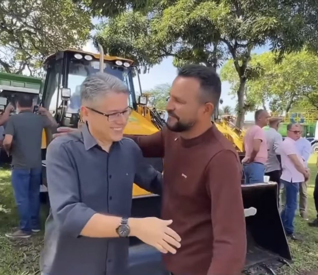 tomar do geru recebe retroescavadeira para refor ar estradas 20260702