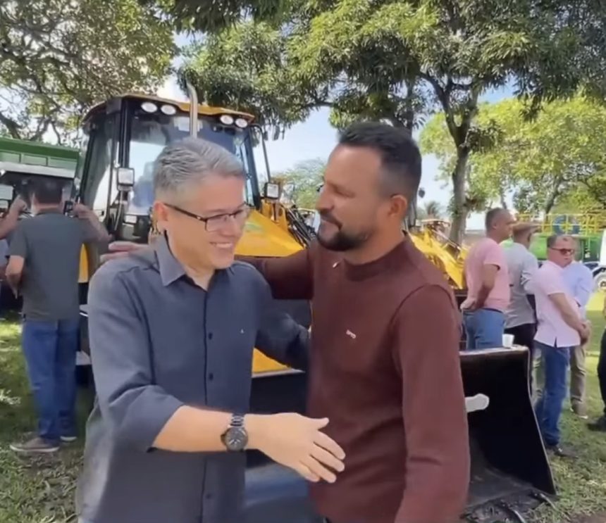 tomar do geru recebe retroescavadeira para refor ar estradas 20260702