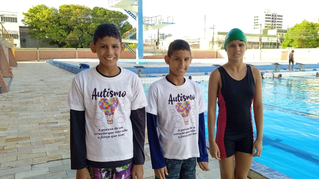 trio de irm os adotivos estreia nas piscinas no meeting para 20260703