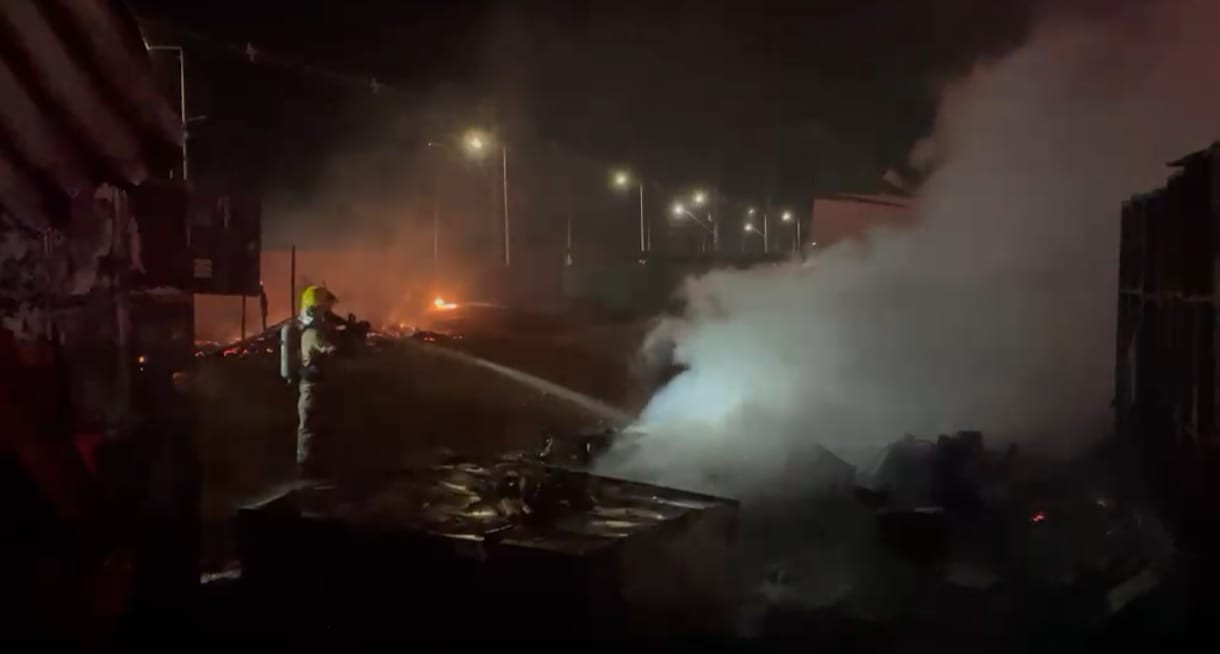 Bombeiros combatem incêndio em canteiro de condomínio no Mosqueiro