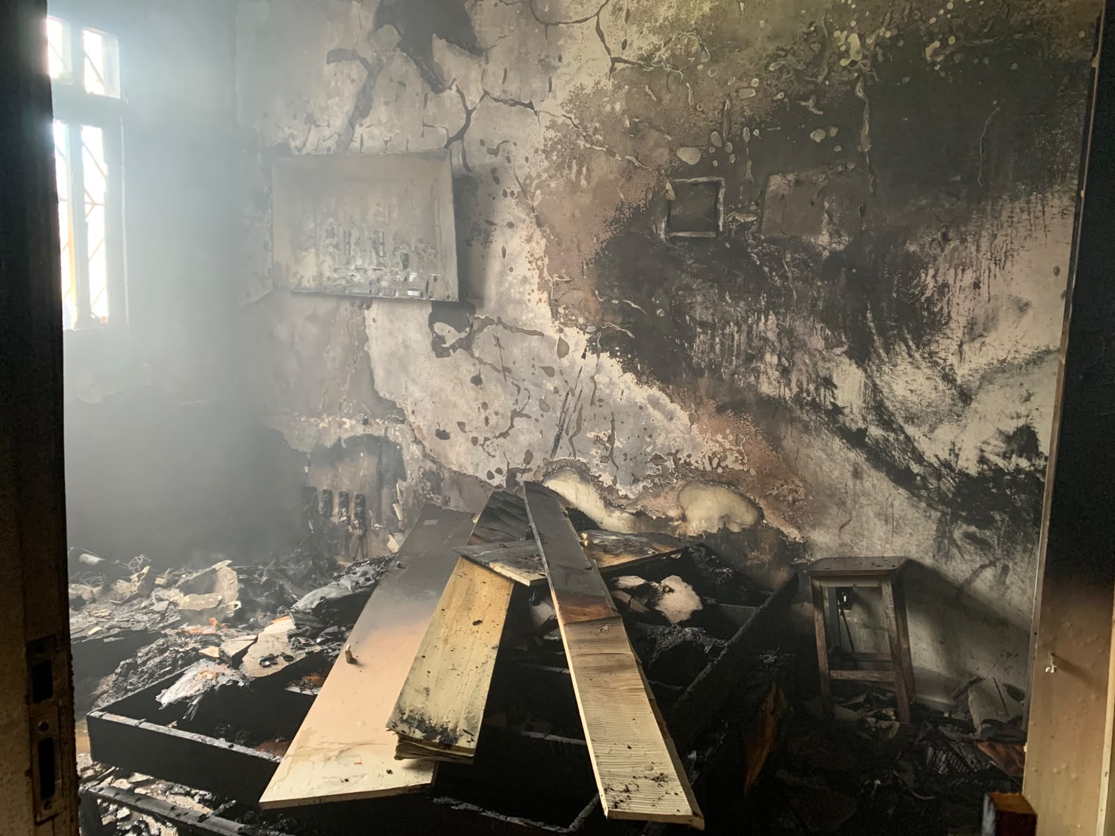 Bombeiros controlam incêndio em casa no Ponto Novo, em Aracaju