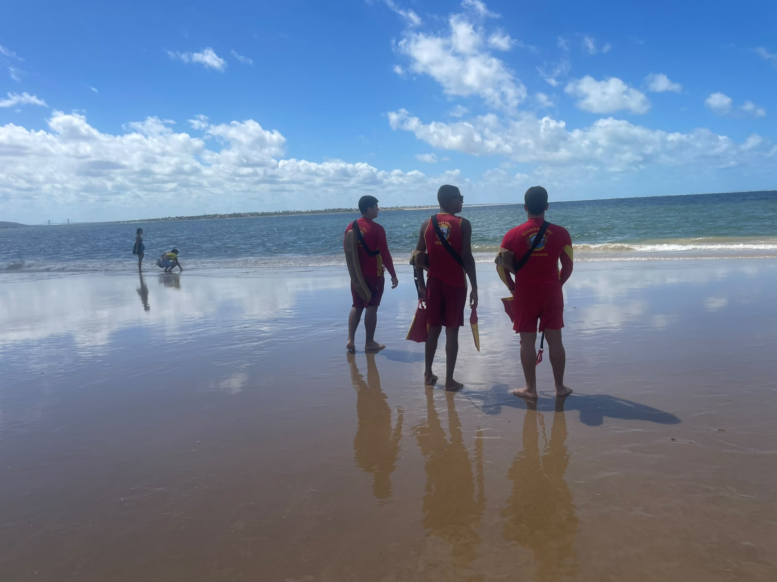 Bombeiros fazem buscas por adolescente desaparecido na Praia dos Artistas
