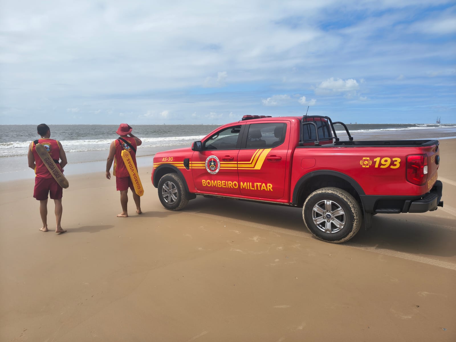 Bombeiros retomam buscas por jovem desaparecido na Praia dos Artistas