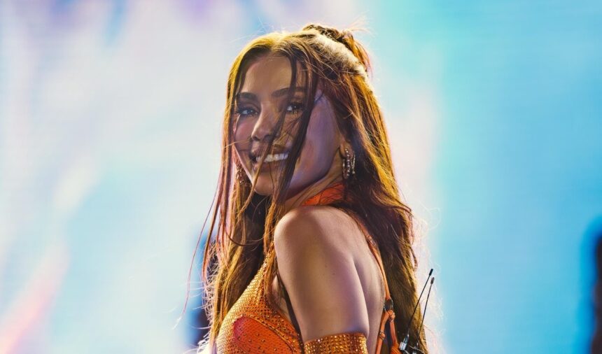 A cantora Anitta durante apresentação ao vivo