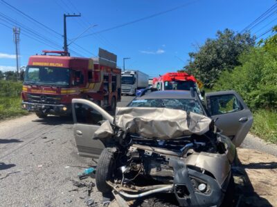 Carro colide com ônibus na Rodovia das Indústrias; homem fica preso
