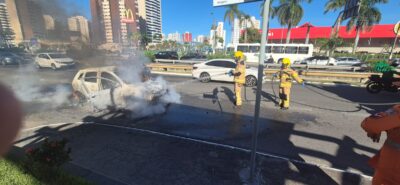 Carro pega fogo em frente ao Shopping Jardins; bombeiros controlam as chamas