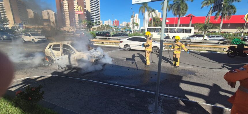 Carro pega fogo em frente ao Shopping Jardins; bombeiros controlam as chamas