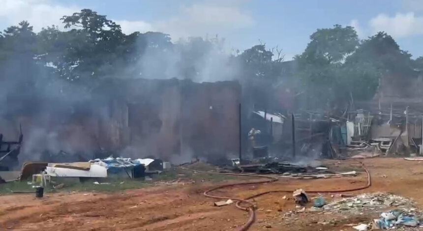 Chamas destroem barracos na Rua Paraíba; bombeiros atuam em Aracaju