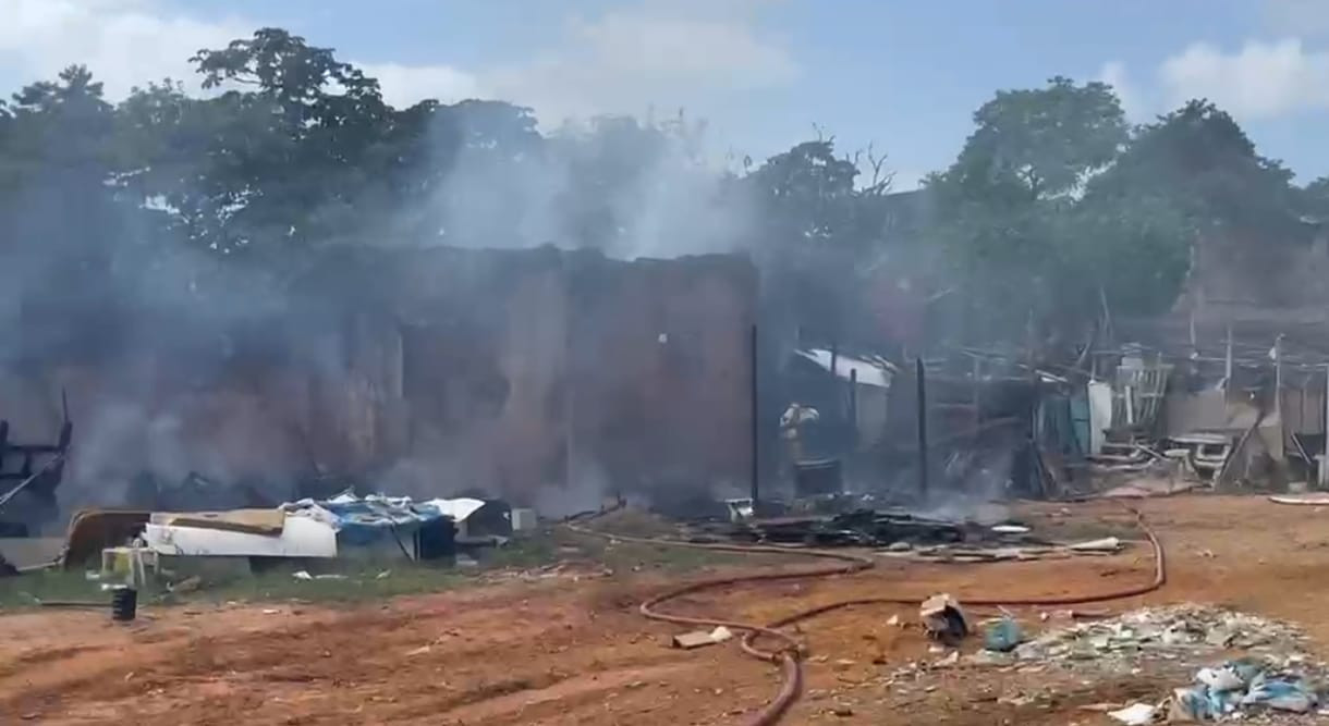 Chamas destroem barracos na Rua Paraíba; bombeiros atuam em Aracaju