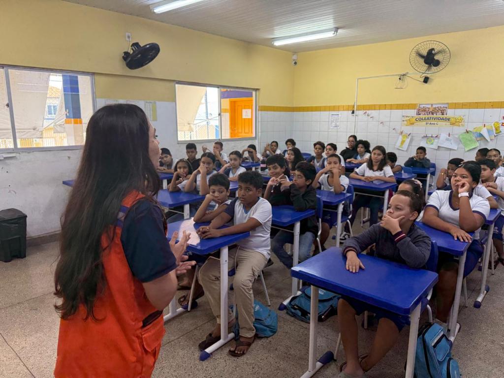 Defesa Civil leva alerta sobre lixo e alagamentos a escola de Aracaju