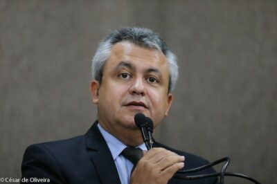 Elber Batalha exibe documento da Jucese que vincula Hugo Esoj a quiosque