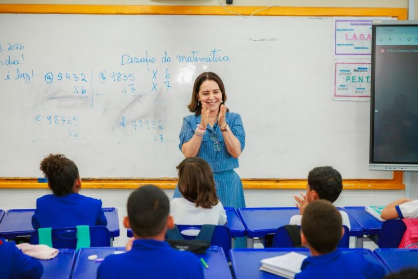 Emília conhece sala sensorial em escola do Santa Maria no Dia do Estudante